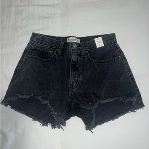 Abercrombie & Fitch Mid-Rise Boyfriend Short Distressed Black
